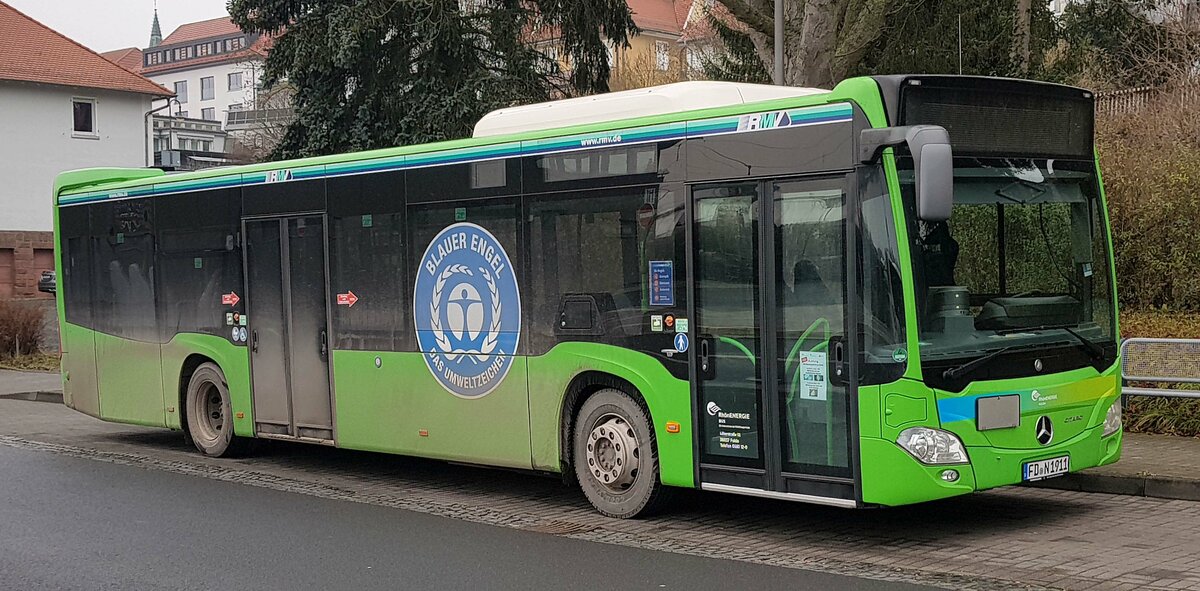 MB Citaro (1911) von RHOEN-ENERGIE steht im Dezember 2021 am Hnfelder Bahnhof