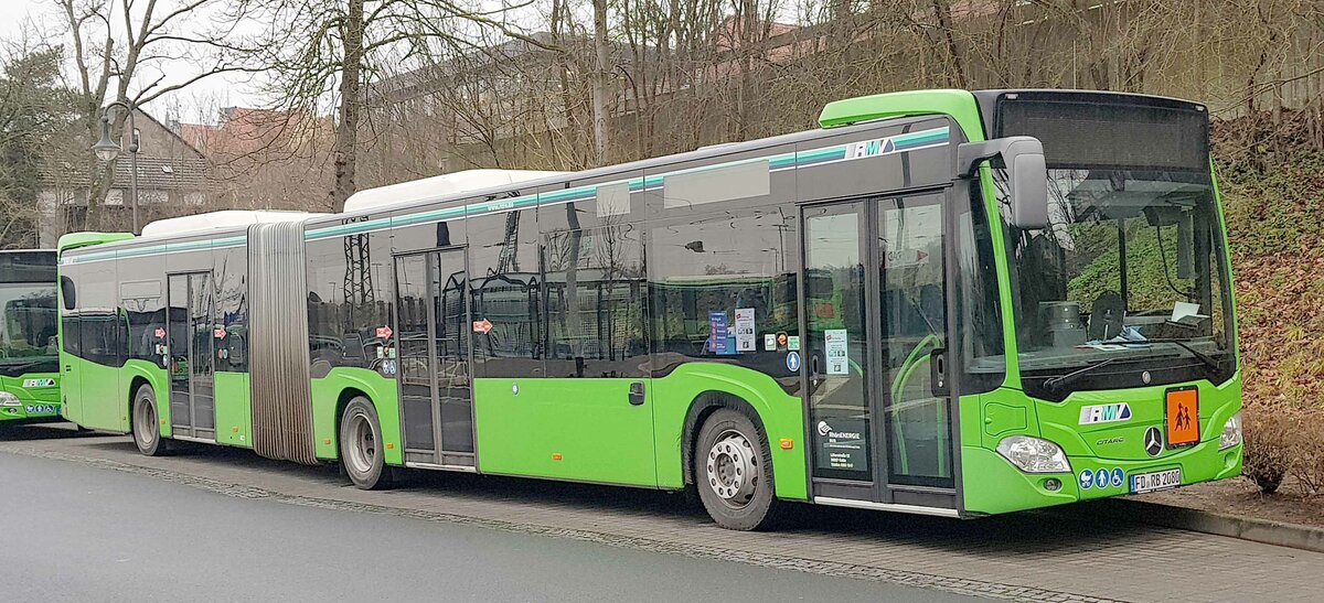 MB Citaro (2080) von RHOEN-ENERGIE steht im Dezember 2021 am Hünfelder Bahnhof