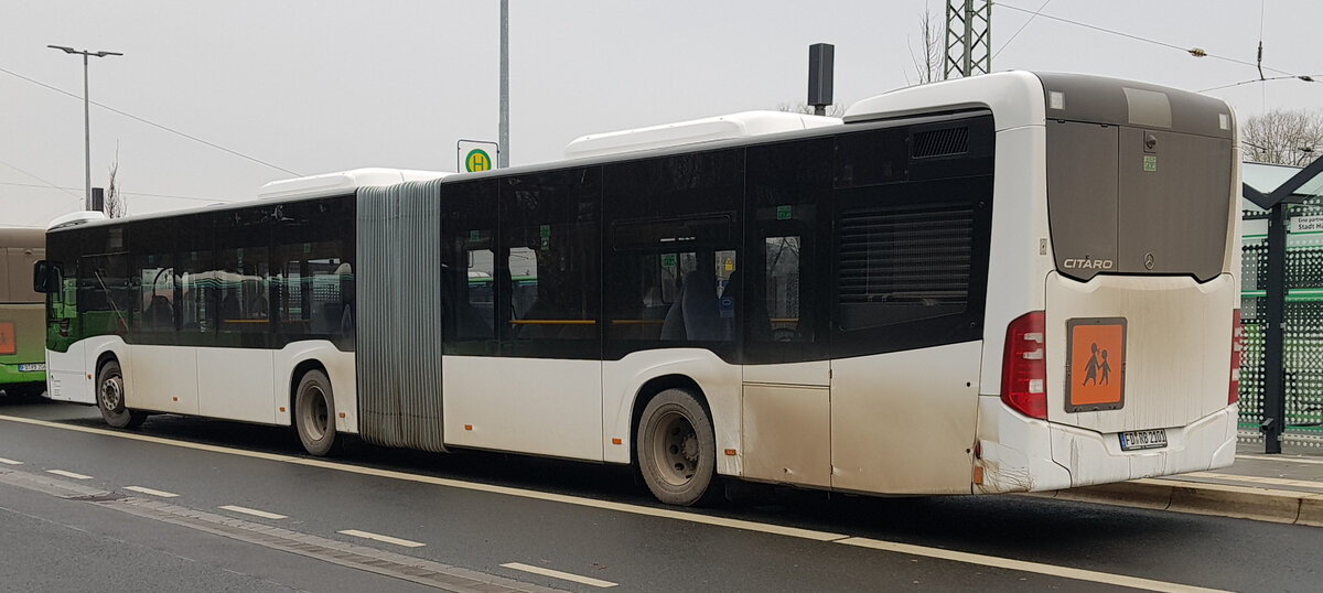 MB Citaro (2101) von RhnEnergie steht im Dezember 2021 am Bahnhof Hnfeld