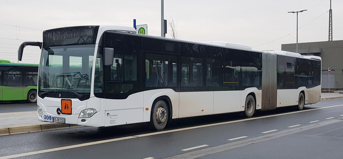 MB Citaro (2101) von RhnEnergie steht im Dezember 2021 am Bahnhof Hnfeld