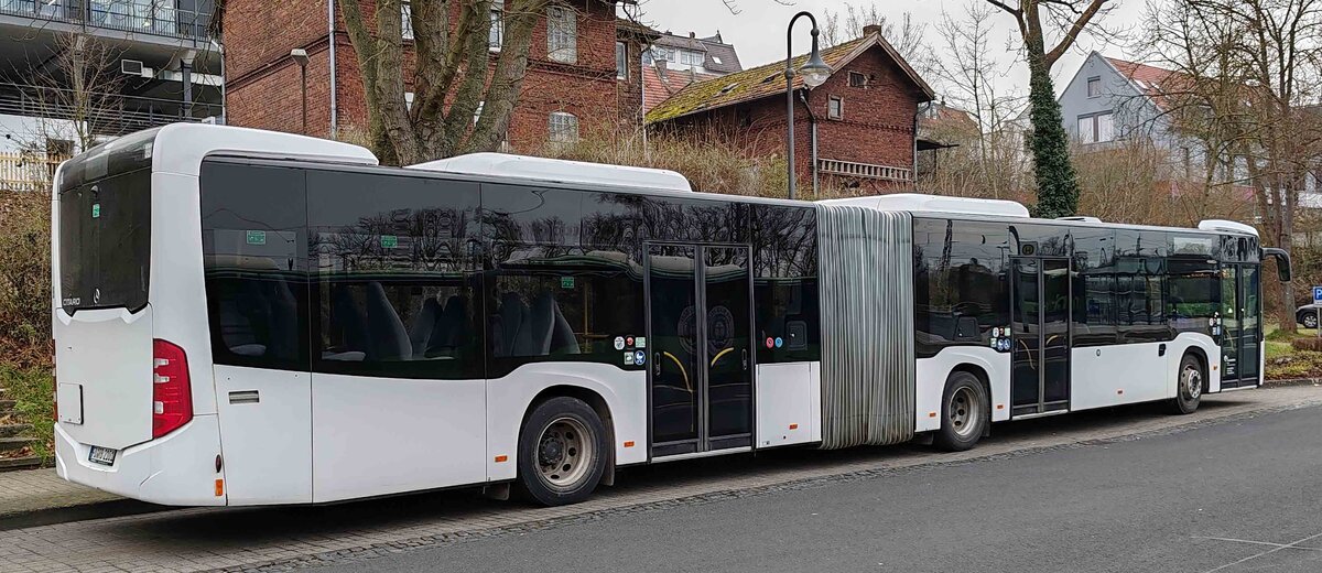 MB Citaro (2101) von RhönEnergie steht im Dezember 2024 am Bahnhof Hünfeld