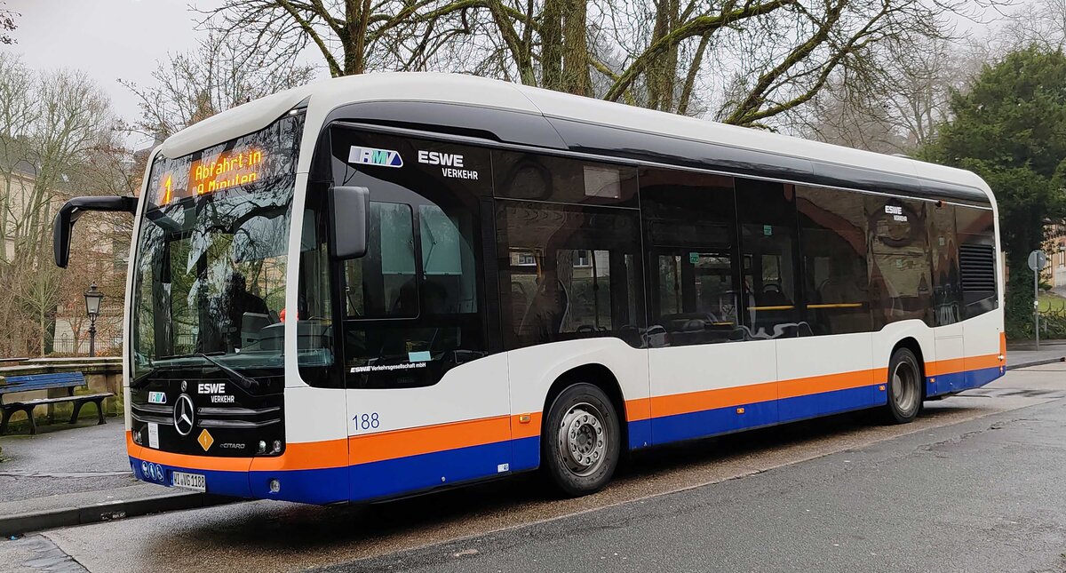 MB eCitaro der ESWE steht an einer Haltestelle bereit f�r die n�chste Tour, 11-2025
