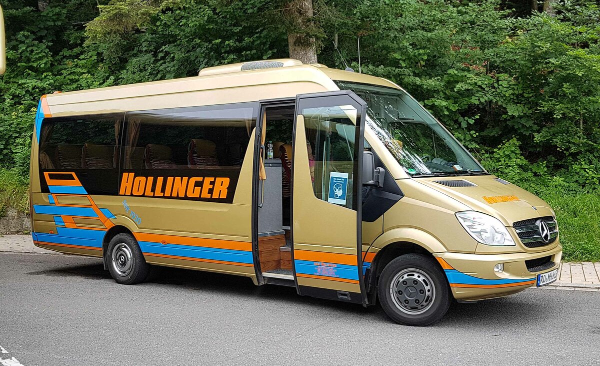 MB Sprinter des Busunternehmens HOLLINGER steht auf dem Parkplatz Königssee