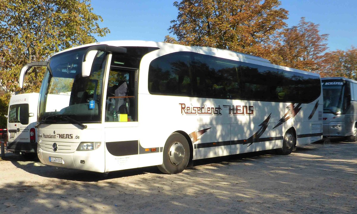 MB Travego vom Reisedienst HENS aus Heyroth steht im Oktober 2018 auf dem Busplatz der Veterama in Mannheim