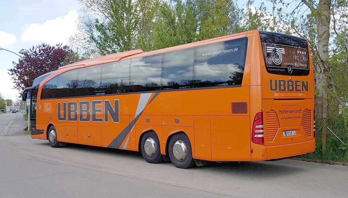 MB Travego vom Reiseunternehmen UBBEN steht an der B 202 im Mai 2019