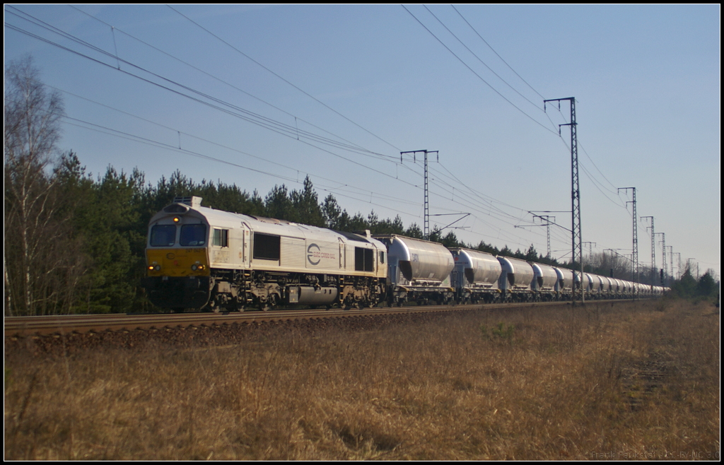 MEG 247 042-5 / 266 442 in Berlin Wuhlheide, 19.03.2015
<br><br>
Die Diesellok der Mitteldeutsche Eisenbahn GmbH, angemietet von DB Schenker, hatte Uacns-Wagen am Haken (CC 77000, 77042, NVR-Nummer 92 80 1266 442-3 D-DB)