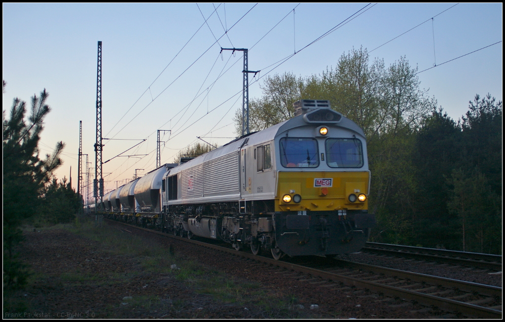 MEG 77 012-8 fuhr mit Uacns-Wagen am 23.04.2015 durch die Berliner Wuhlheide.