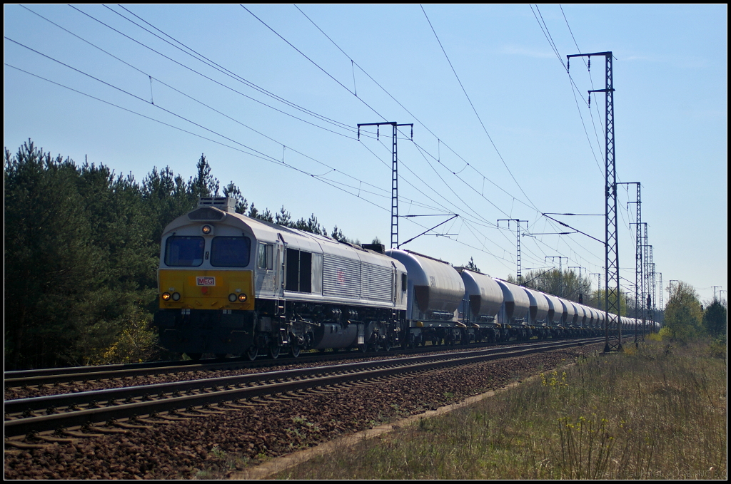 MEG 77012 mit Uacns in Berlin Wuhlheide, 23.04.2015. Die Lok, angemietet von Euro Cargo Rail, hat eine Zulassung für Deutschland, Belgien und Frankreich (NVR-Nummer 92 87 0077 012-8 F-ECR)