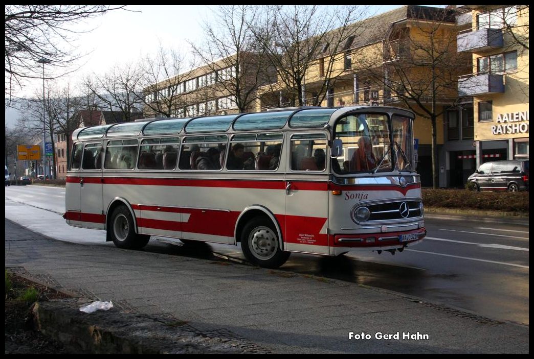 Mercedes Benz, Baujahr 1966, Aufbau Vetter am 27.03.2015 vor dem Rathaus Hotel in Aalen. Der Eigentmer war abzulesen: Josef Albrecht, 73434 Aalen - Fachsenfeld,
Sandfeldstr. 42.