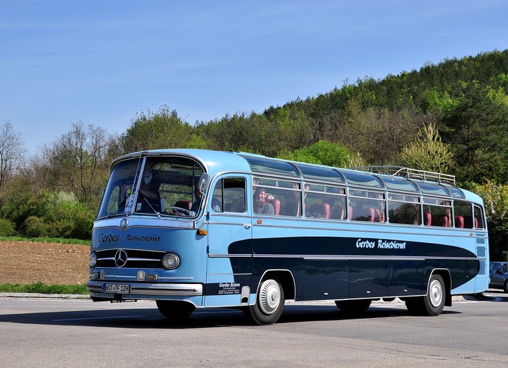 Mercedes Benz O 321 H ,126 PS,Bj.1963 vom Reisedienst Gerdes aus der BRD bei der Kerschner Oldtimer Schau am 25.4.2015.