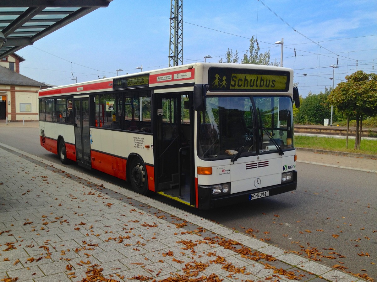 Mercedes-Benz O 405N1 von Walfried Munz GmbH, der für Saar-Pfalz-Bus unterwegs ist. Unverkennbar ein ehemaliger Wagen der Verkehrsbetriebe Hamburg Holstein AG. Aufgenommen am Bahnhof St. Ingbert am 09.09.2014.