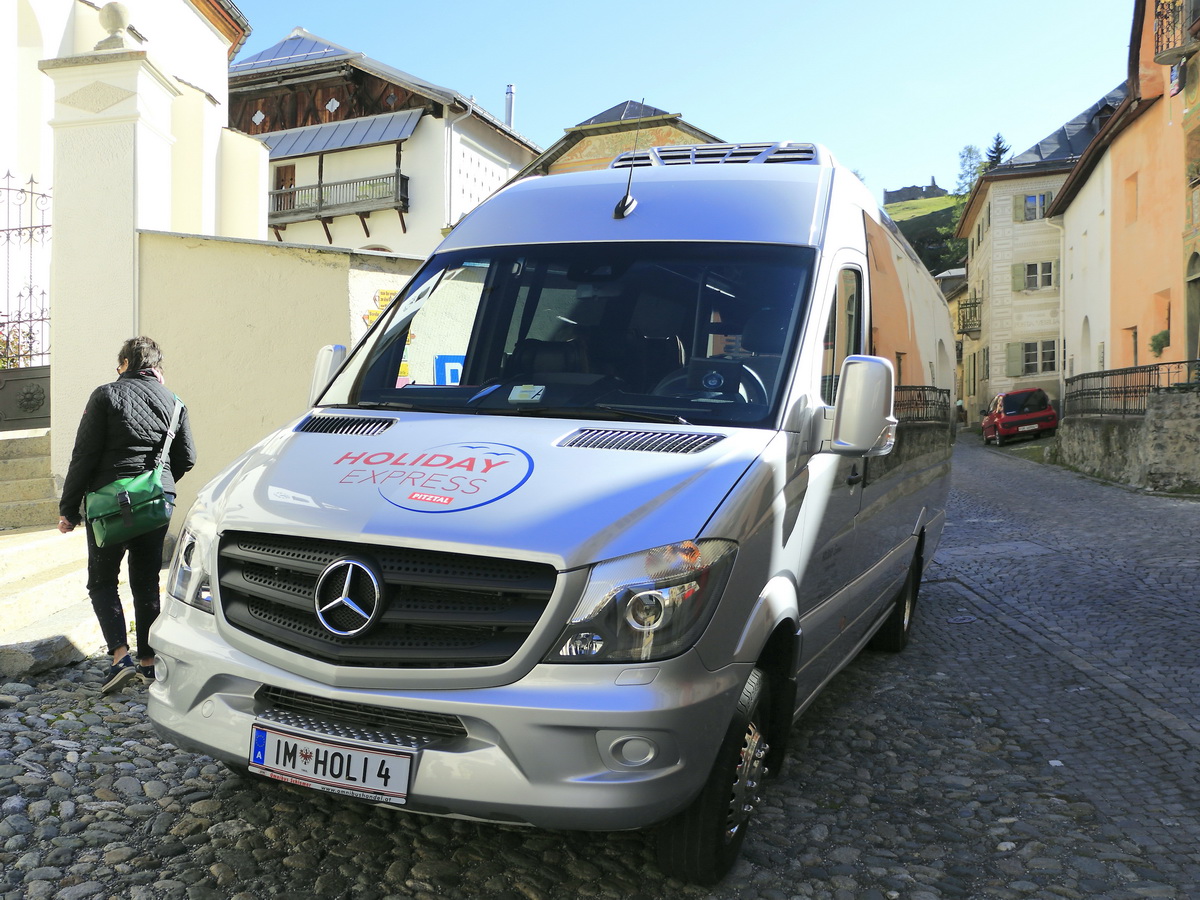 Mercedes-Benz Sprinter der Firma Holiday Express in Ardez am 12. Oktober 2019.