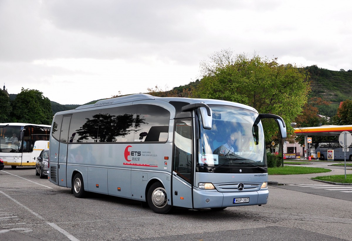 Mercedes Benz Tourino aus Ungarn am 16.August 2014 in Krems gesehen.