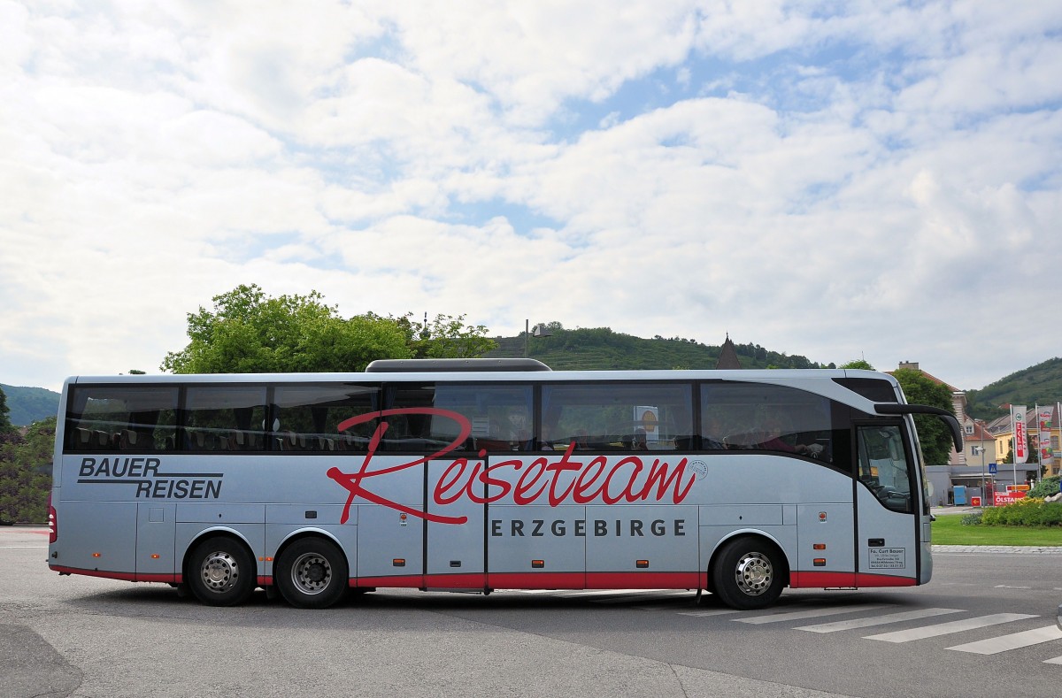 Mercedes Benz Tourismo von BAUER Reisen / BRD am 25.5.2013 in Krems gesehen.