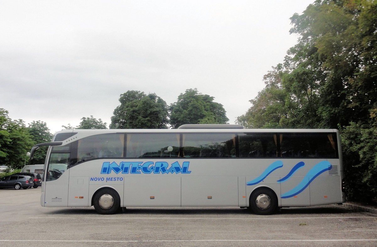 MERCEDES BENZ Tourismo von INTEGRAL-VOZNIK/SI am 25.6.2013 in Krems an der Donau.