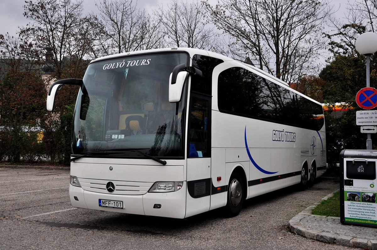 Mercedes Benz Travego aus Ungarn am 3.Okt.2014 in Krems.