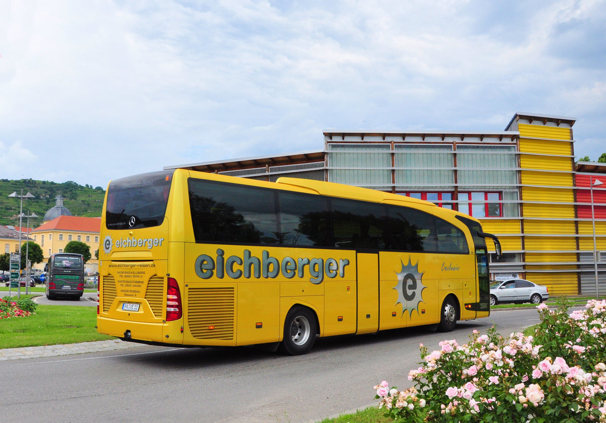 Mercedes Benz Travego von EICHBERGER Reisen aus der BRD in Krems gesehen.