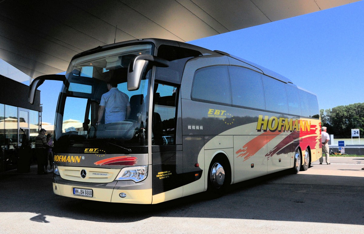 MERCEDES BENZ TRAVEGO von HOFMANN Reisen / BRD am 9.7.2013 in Krems gesehen.