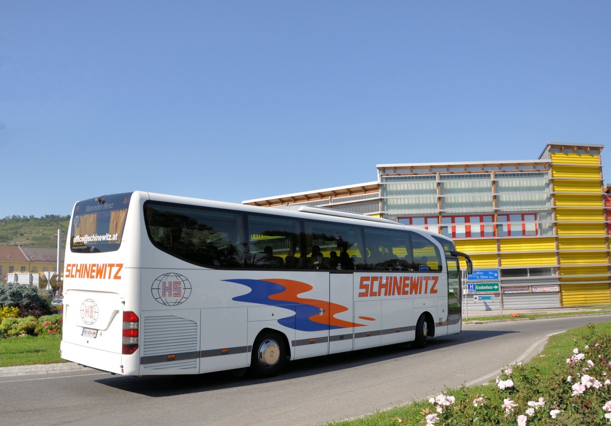 MERCEDES BENZ Travego von SCHINEWITZ Reisen aus sterreich im September 2013 in Krems unterwegs.