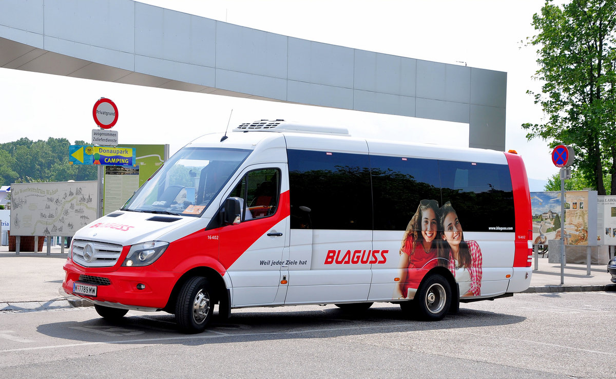 Mercedes Sprinter von Blaguss Reisen aus Wien in Krems gesehen.