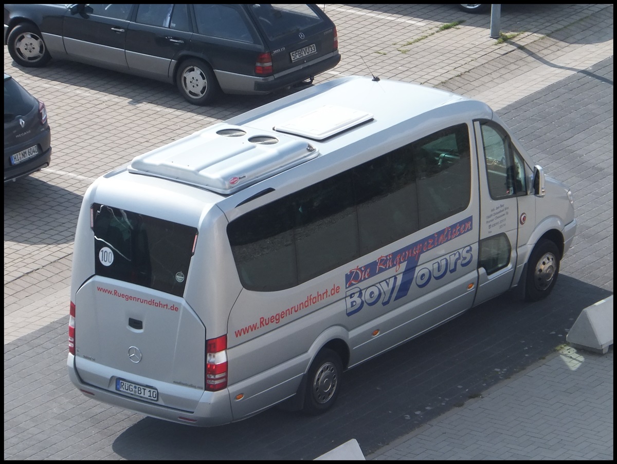 Mercedes Sprinter von BoyTours aus Deutschland im Stadthafen Sassnitz.