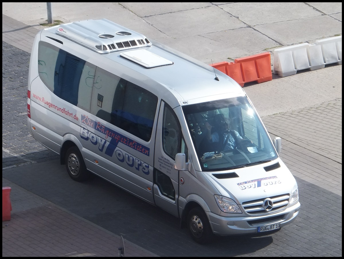 Mercedes Sprinter von BoyTours aus Deutschland im Stadthafen Sassnitz.