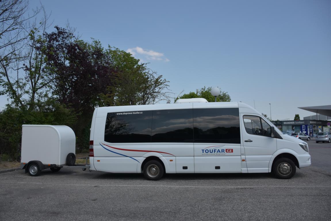 Mercedes Sprinter mit einem  Kofferhnger von Toufar Reisen aus der CZ 05/2018 in Krems.