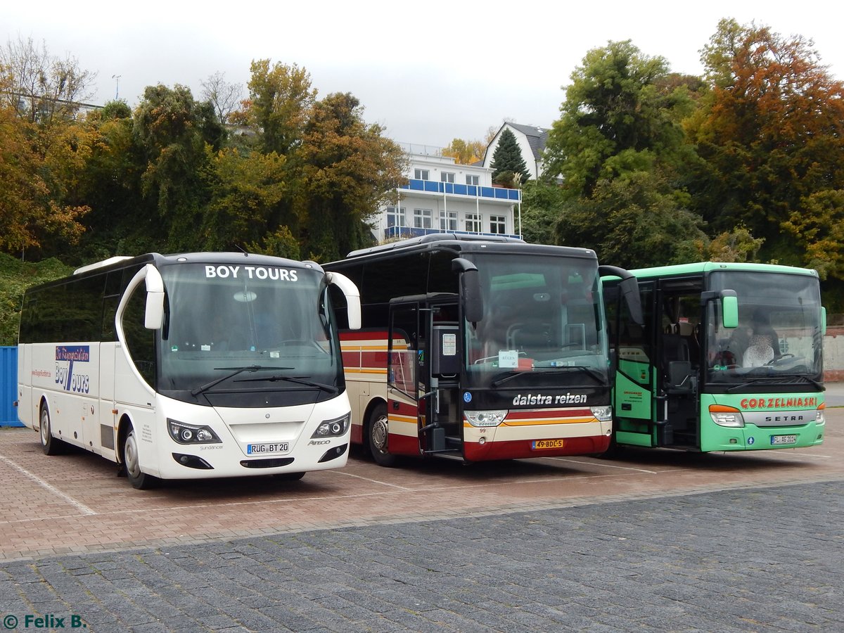 Mercedes Sundancer von BoyTours aus Deutschland und Van Hool TX16 von Dalstra Reizen aus den Niederlanden und Setra 415 H von Gorzelniaski aus Deutschland im Stadthafen Sassnitz. 