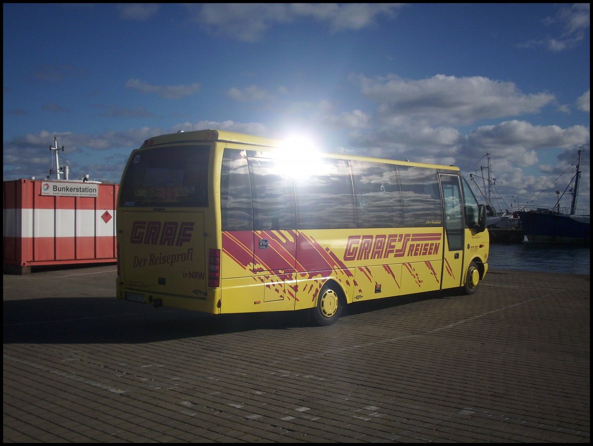 Mercedes Teamstar von Graf's Reisen aus Deutschland im Stadthafen Sassnitz. 