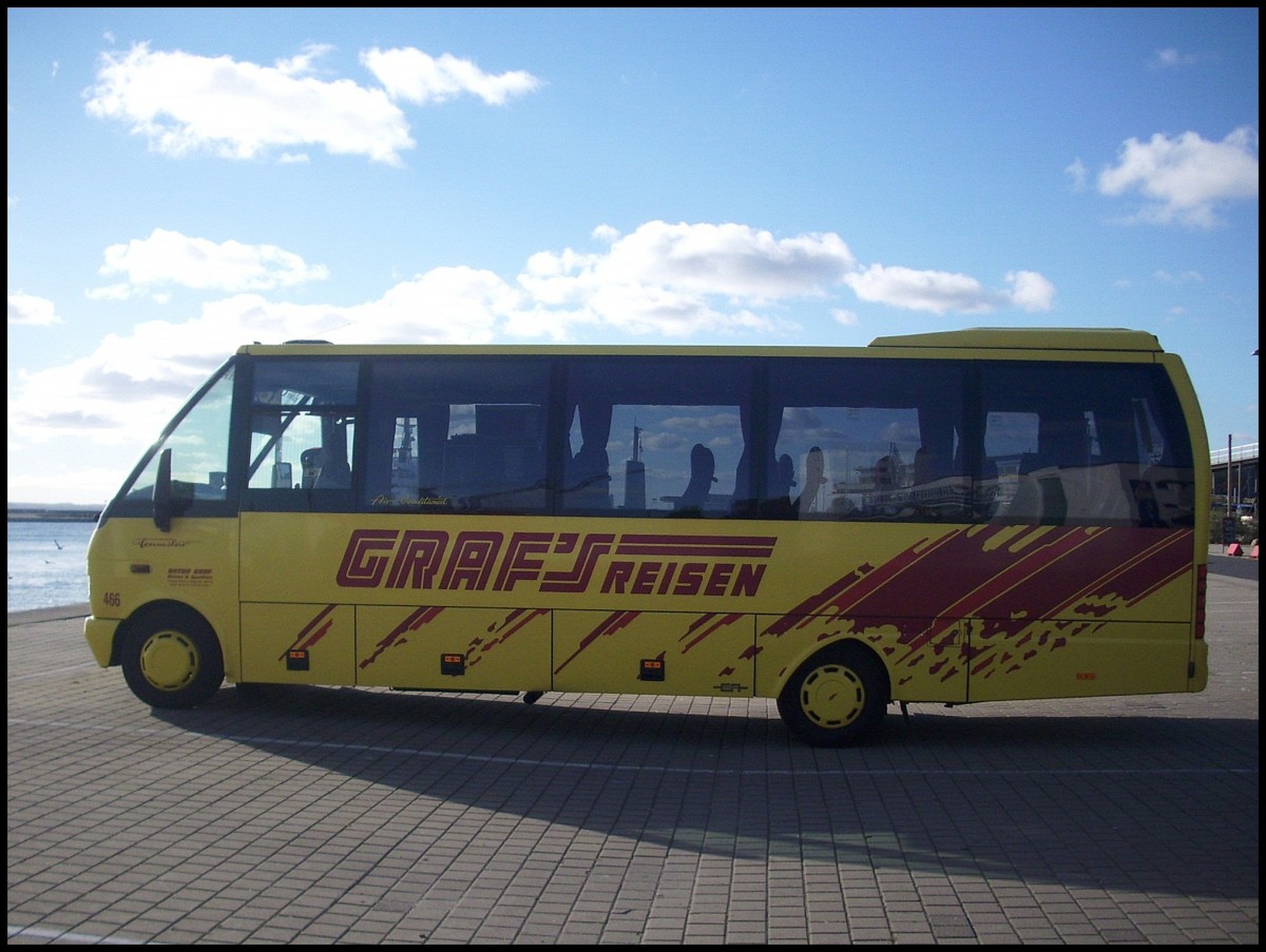 Mercedes Teamstar von Graf's Reisen aus Deutschland im Stadthafen Sassnitz. 