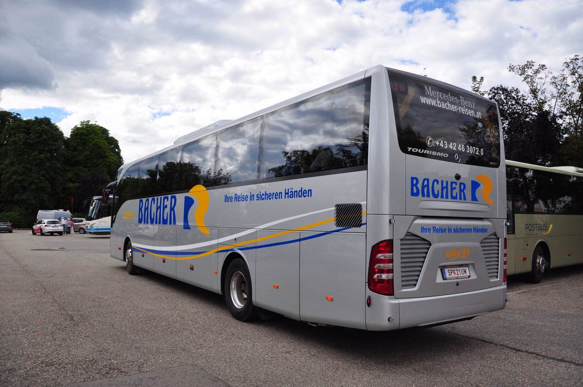 Mercedes Tourismo von Bacher Reisen aus Krnten in Krems gesehen.