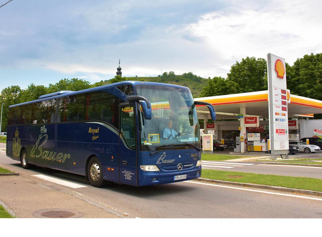 Mercedes Tourismo von Bauer Reisen aus der BRD 2018 in Krems.