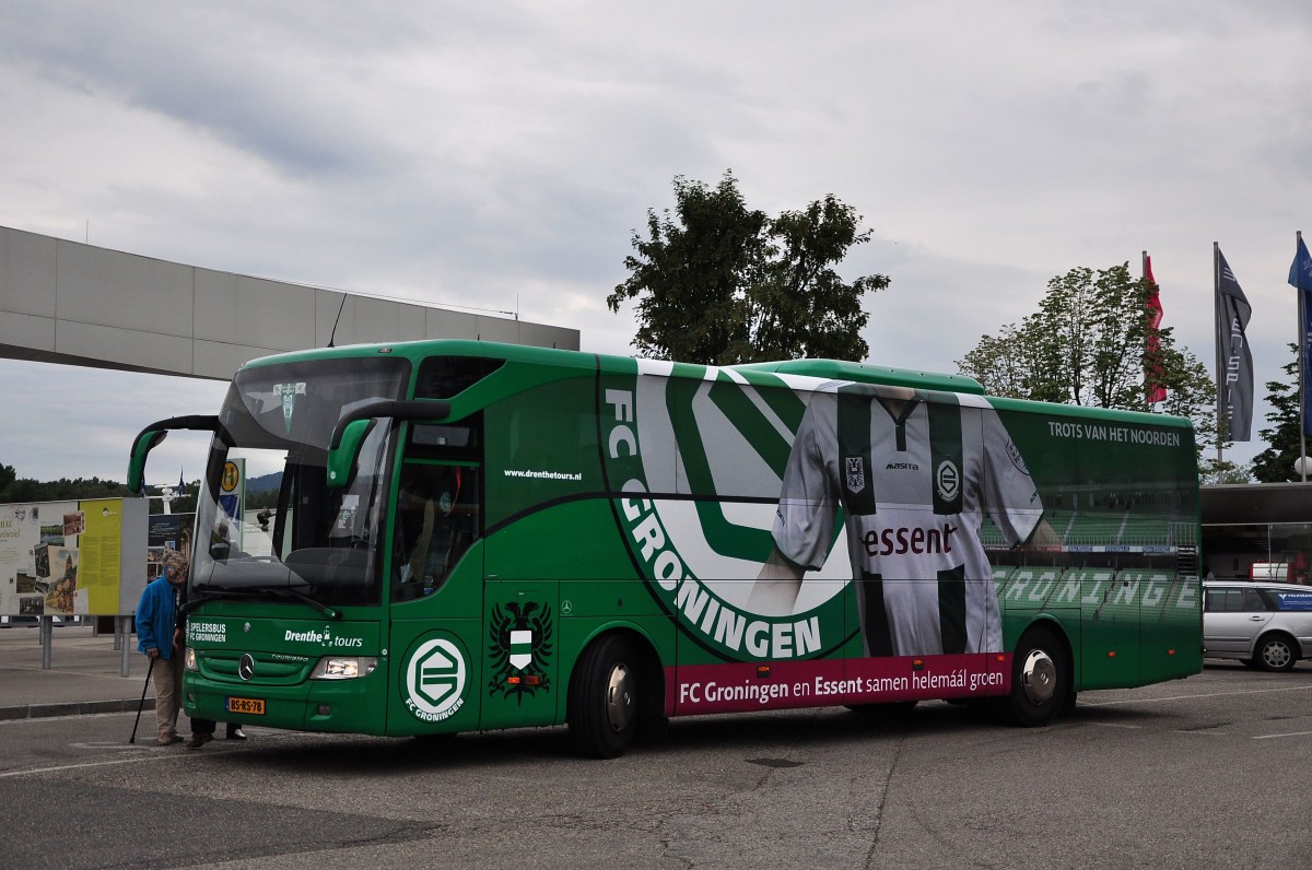 Mercedes Tourismo von Drenthe tours.nl,Mannschaftsbus des FC Groningen,im Juni 2015 in Krems unterwegs.