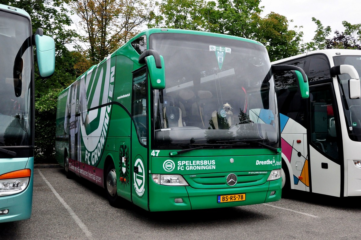 Mercedes Tourismo von Drenthe tours.nl,Mannschaftsbus des FC Groningen,im Juni 2015 in Krems unterwegs.