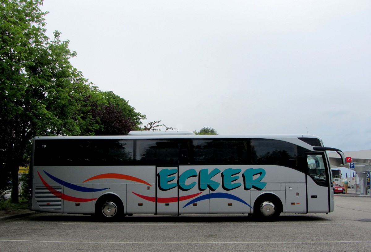 Mercedes Tourismo von Ecker Reisen Reisen aus sterreich am 15.Mai 2014 in Krems gesehen.