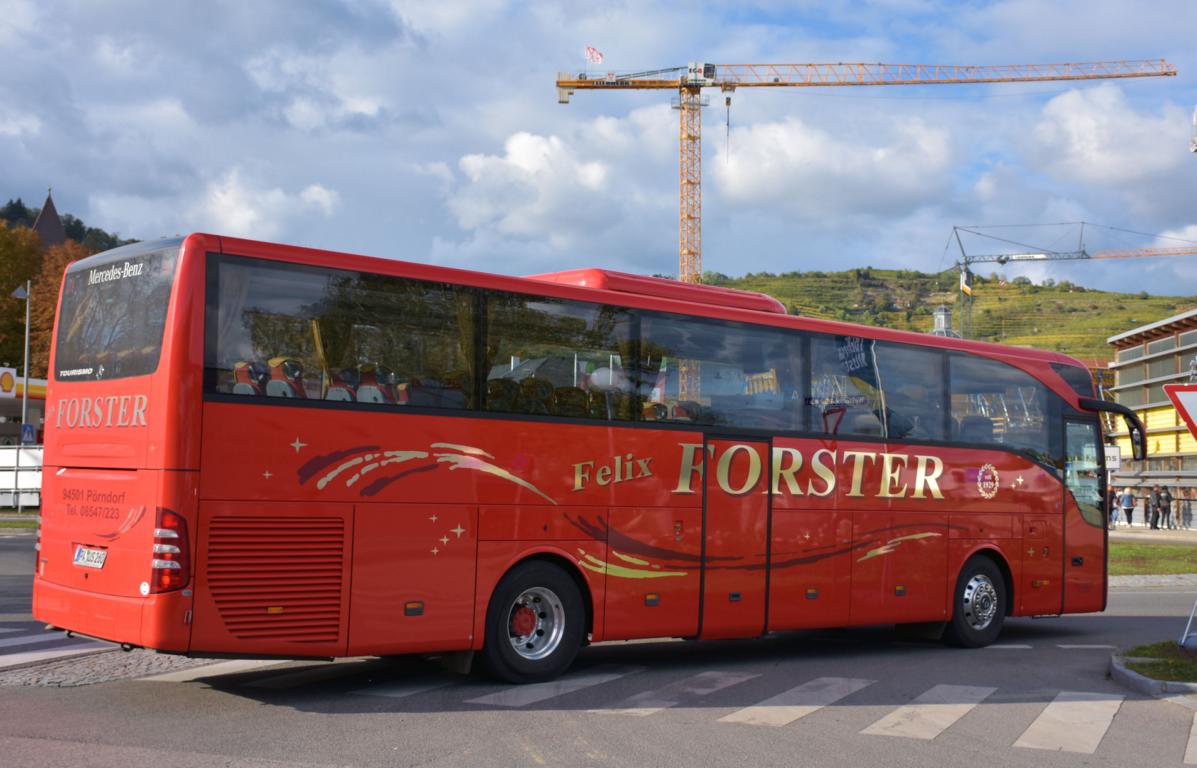 Mercedes Tourismo von Felix Forster Reisen aus der BRD 10/2017 in Krems.