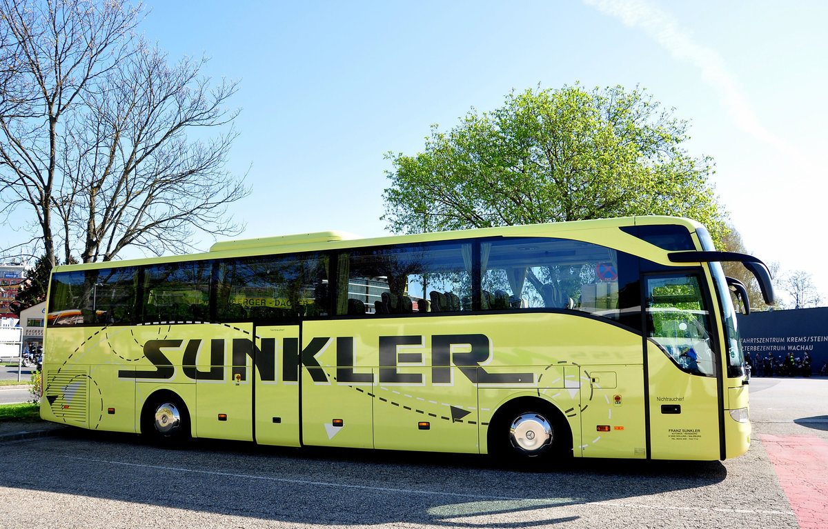 Mercedes Tourismo von Franz Sunkler Reisen aus sterreich in Krems gesehen.