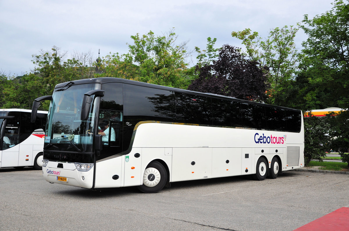 Mercedes Tourismo von Goly Tours aus Ungarn in Krems gesehen.