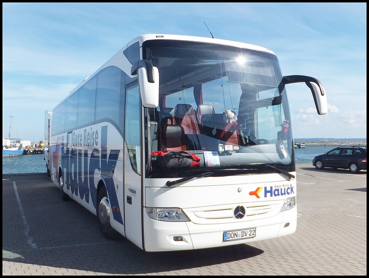 Mercedes Tourismo von Hauck aus Deutschland mit Hnger im Stadthafen Sassnitz.