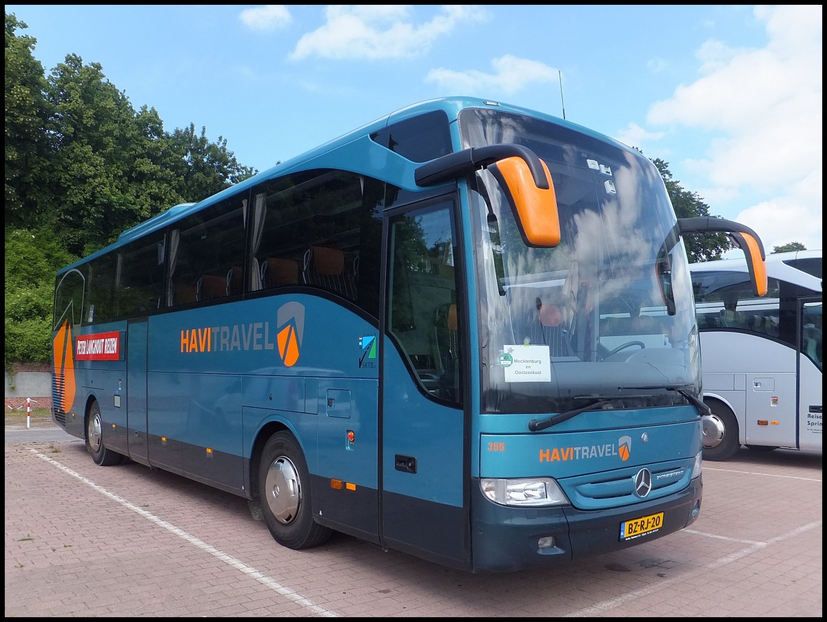 Mercedes Tourismo von HaviTravel aus den Niederlanden im Stadthafen Sassnitz.