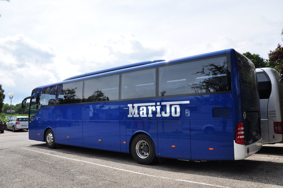 Mercedes Tourismo von Jarimo Reisen aus der SK in Krems gesehen.