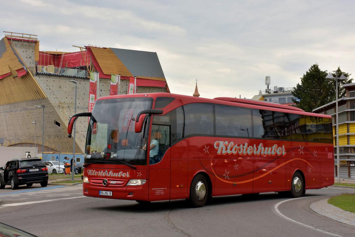 Mercedes Tourismo von Klosterhuber Reisen aus der BRD 2018 in Krems gesehen.