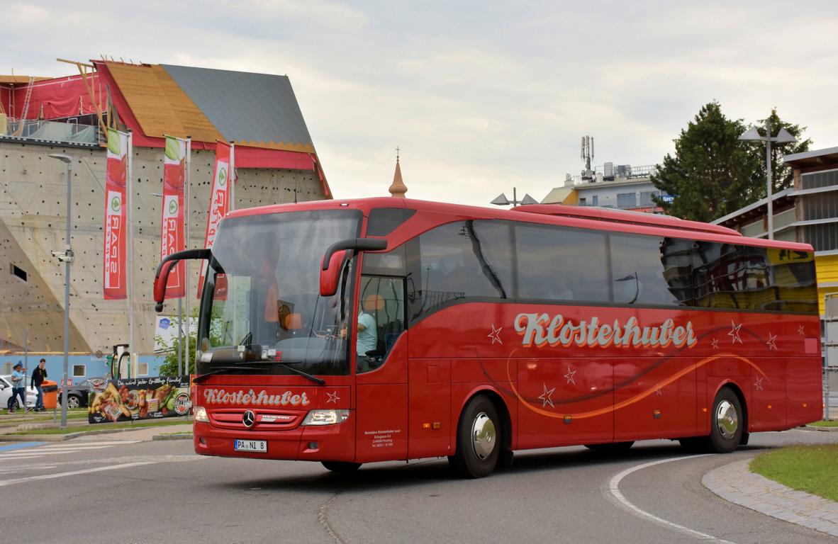 Mercedes Tourismo von Klosterhuber Reisen aus der BRD 2018 in Krems gesehen.