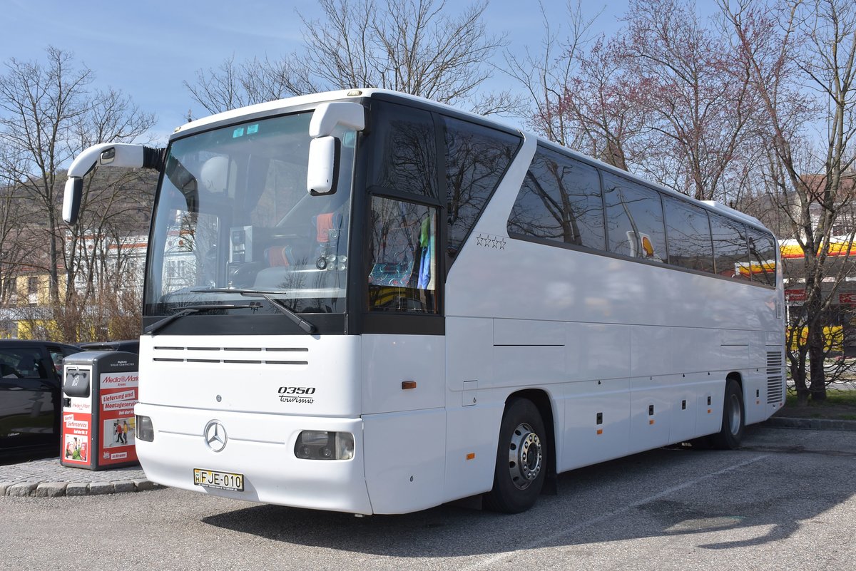 Mercedes Tourismo (O 350) aus Ungarn in Krems.