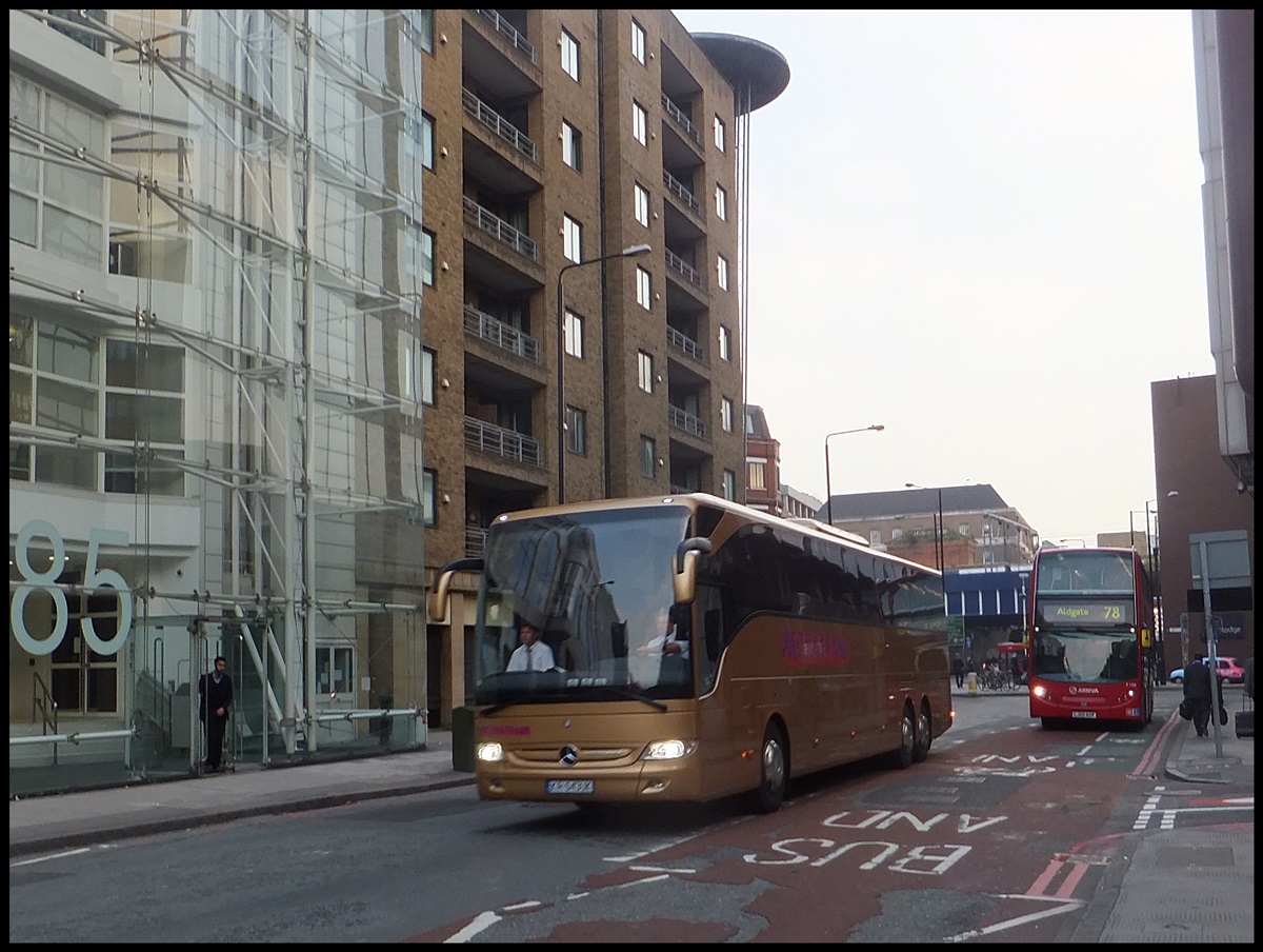 Mercedes Tourismo von Piętkatrans aus Polen in London.