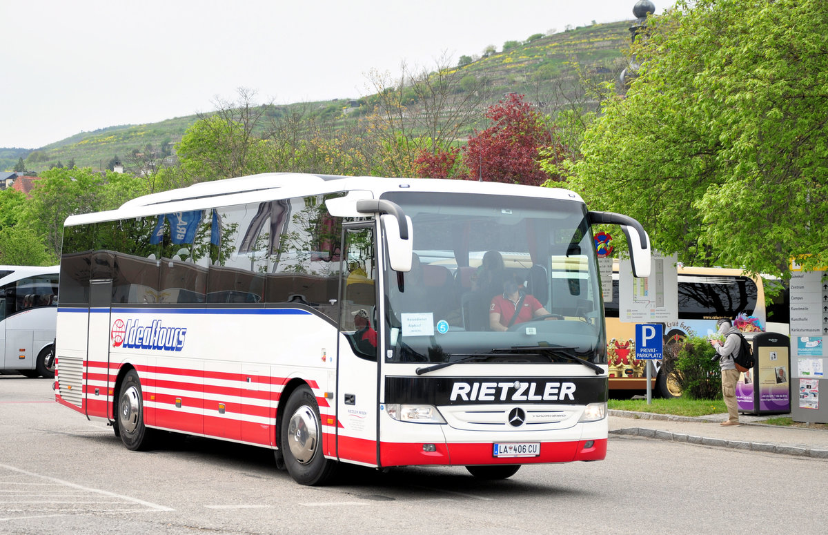 Mercedes Tourismo von Rietzler Reisen aus sterreich in Krems gesehen.