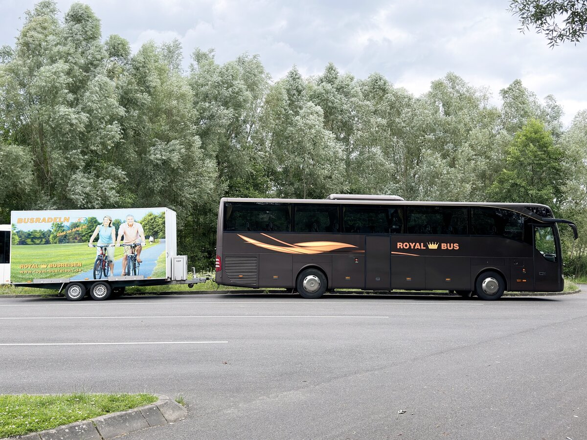 Mercedes Tourismo von Royal Busreisen aus Deutschland mit Anhänger in Plau am See.