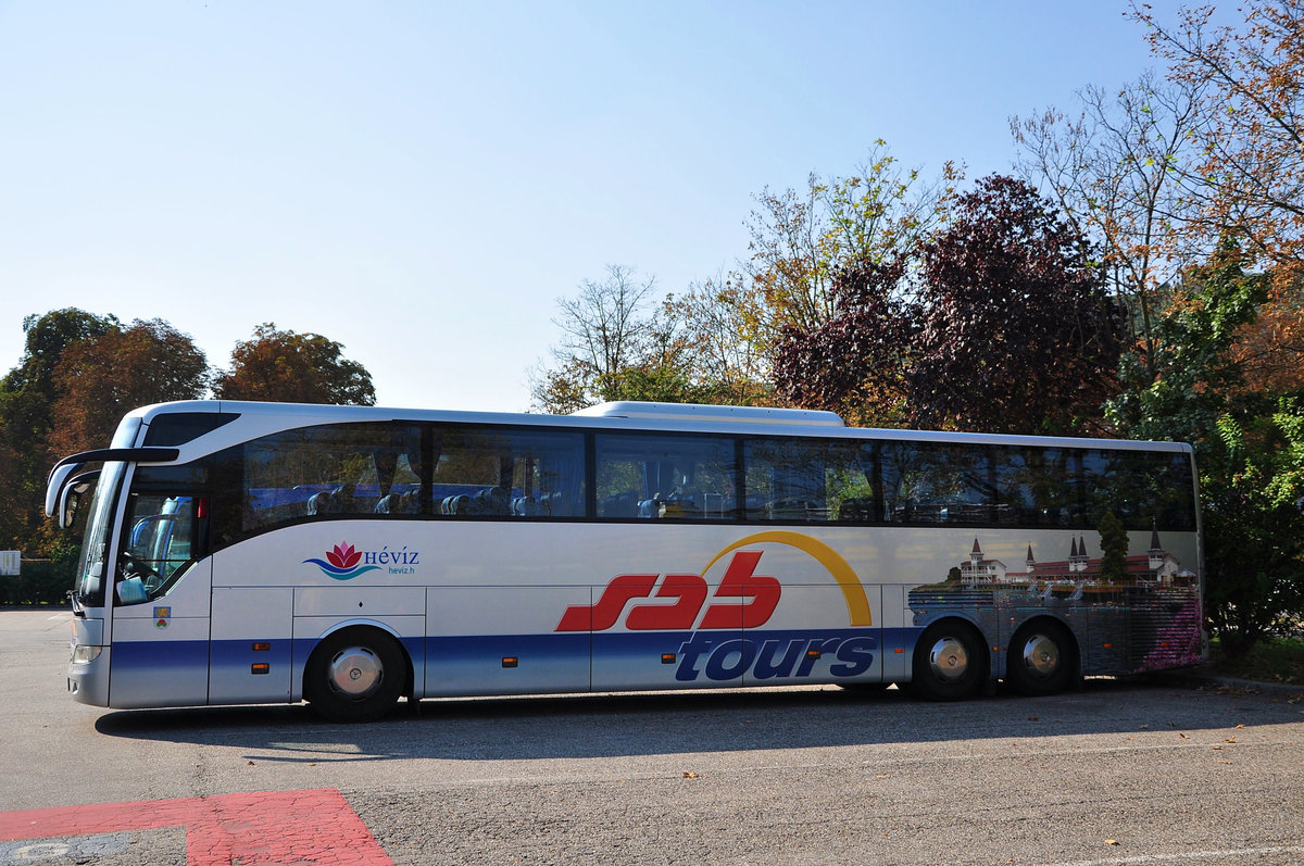 Mercedes Tourismo von SAB Tours aus sterreich in Krems gesehen.