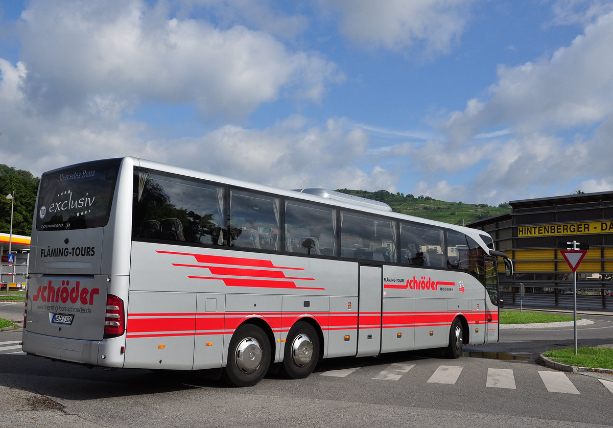 Mercedes Tourismo von Schrder Reisen aus der BRD in Krems gesehen.