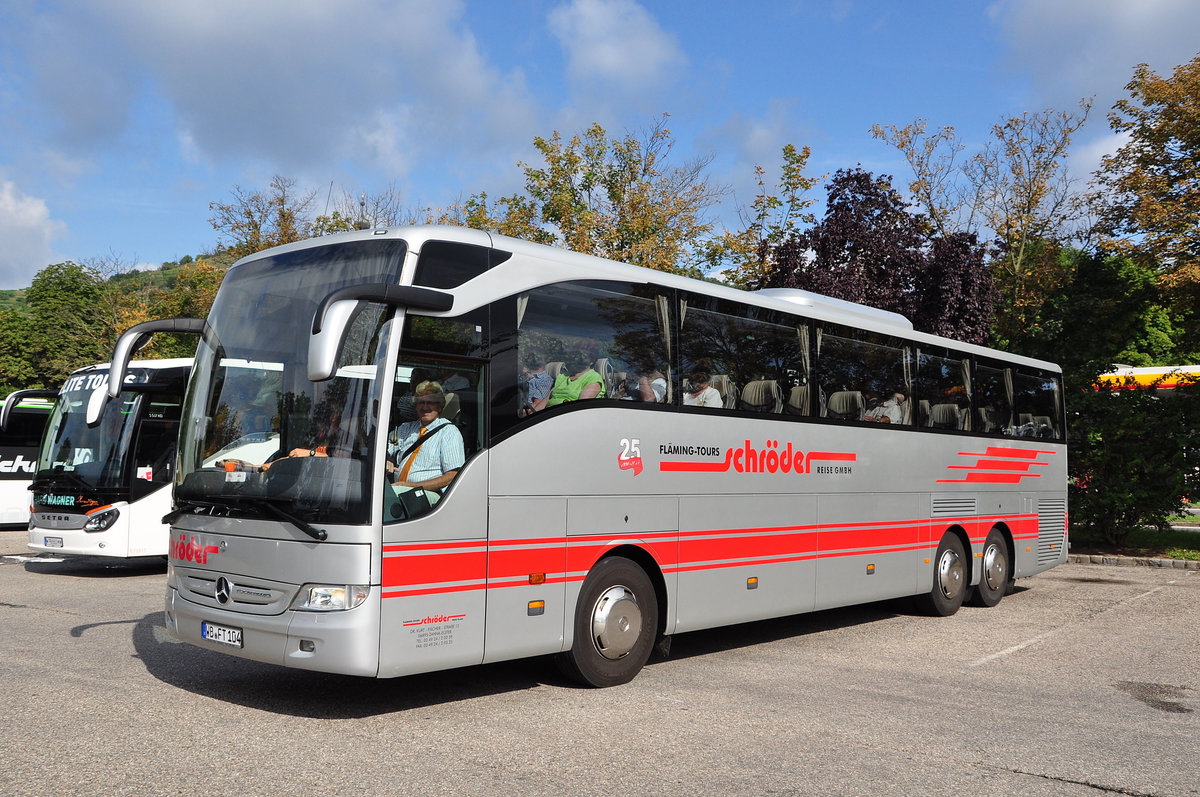 Mercedes Tourismo von Schrder Reisen aus der BRD in Krems gesehen.